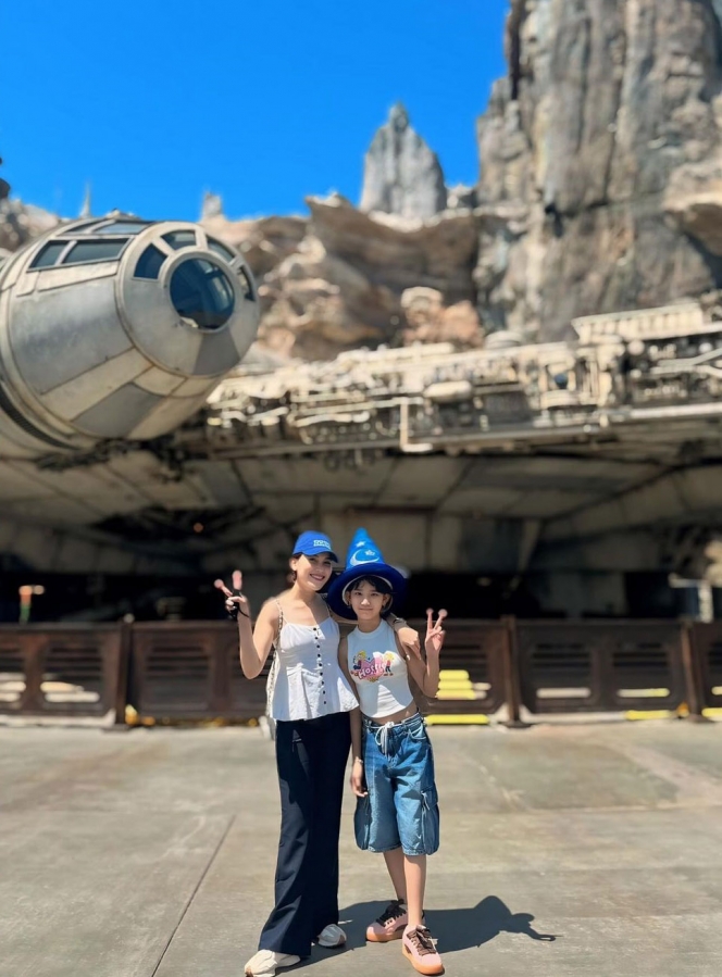 10 Foto Liburan Ayu Ting Ting dan Bilqis di Disneyland, Bahagia Banget Meski Cuma Berdua