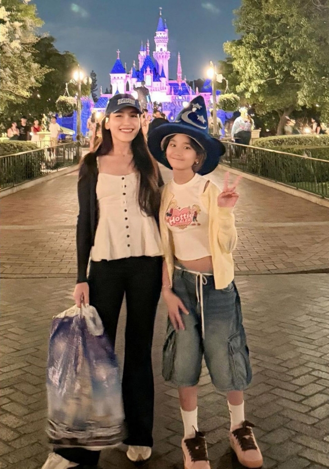 10 Foto Liburan Ayu Ting Ting dan Bilqis di Disneyland, Bahagia Banget Meski Cuma Berdua