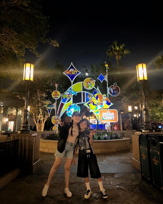 10 Foto Liburan Ayu Ting Ting dan Bilqis di Disneyland, Bahagia Banget Meski Cuma Berdua