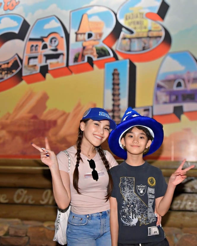 10 Foto Liburan Ayu Ting Ting dan Bilqis di Disneyland, Bahagia Banget Meski Cuma Berdua