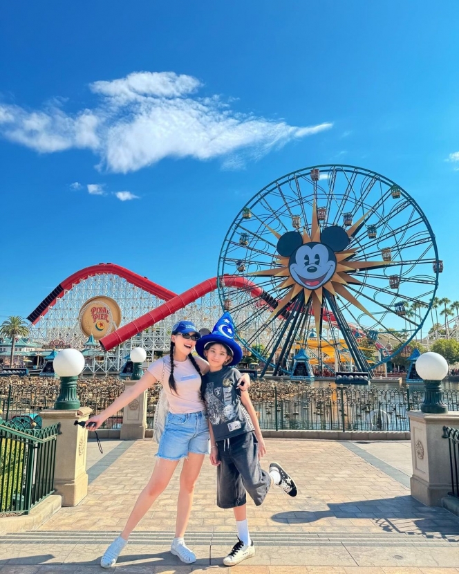 10 Foto Liburan Ayu Ting Ting dan Bilqis di Disneyland, Bahagia Banget Meski Cuma Berdua