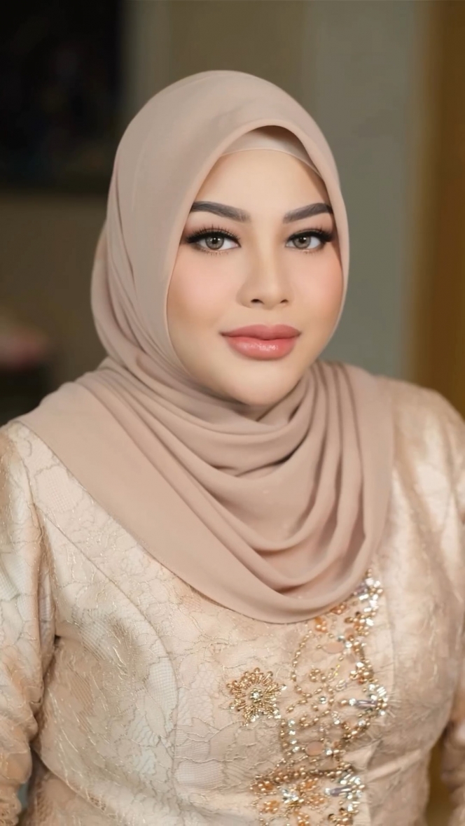 Gak Kalah Cantik dari Manten, Ini 8 Foto Detail Make Up Aurel Hermansyah di Akad dan Resepsi Aaliyah-Thariq