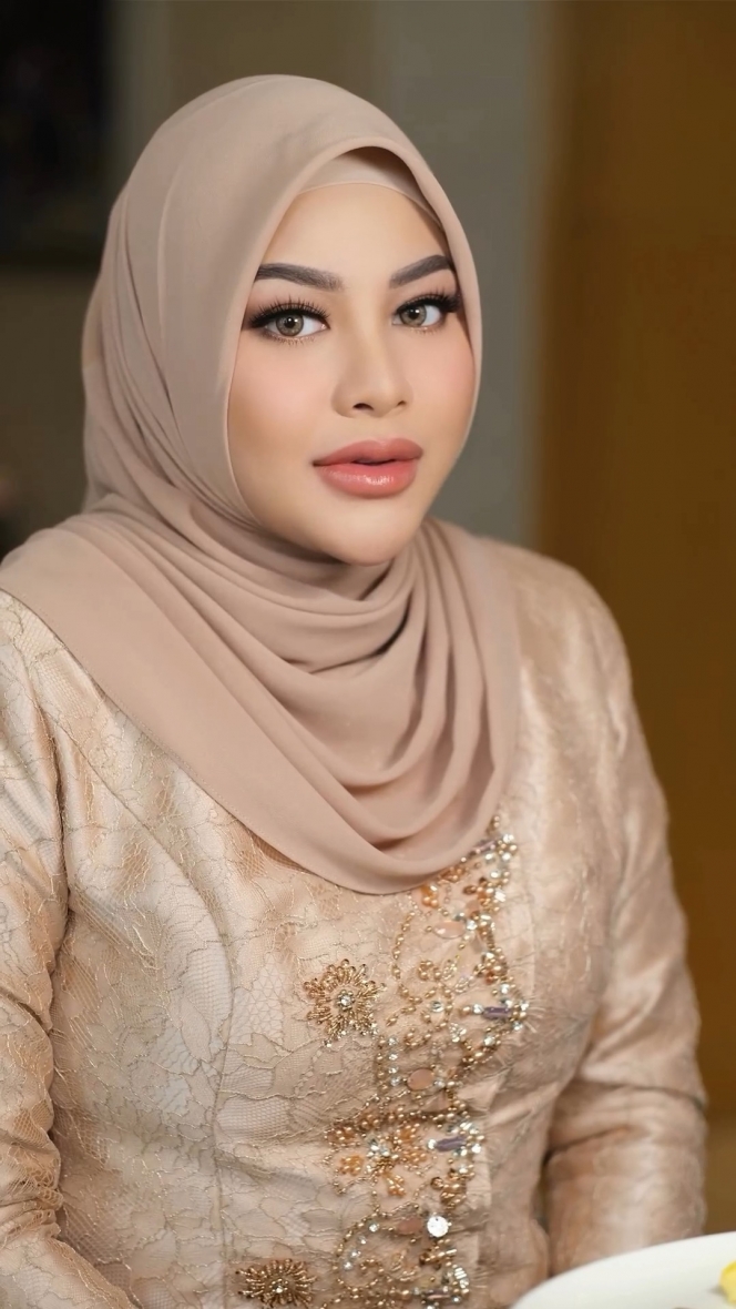 Gak Kalah Cantik dari Manten, Ini 8 Foto Detail Make Up Aurel Hermansyah di Akad dan Resepsi Aaliyah-Thariq