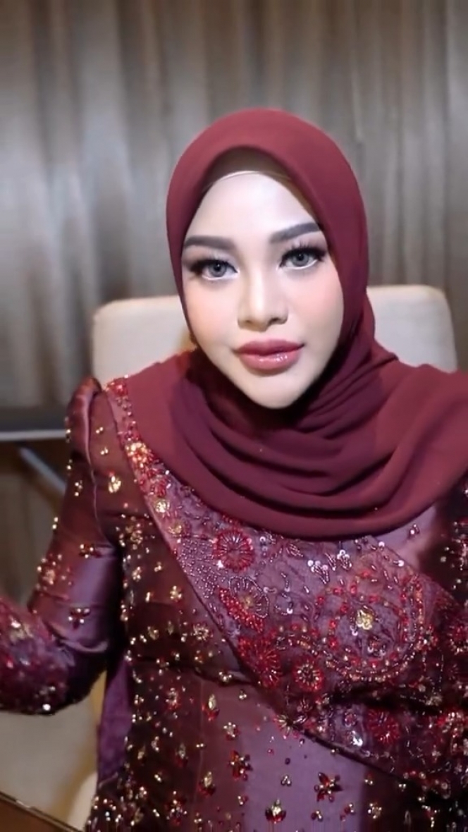 Gak Kalah Cantik dari Manten, Ini 8 Foto Detail Make Up Aurel Hermansyah di Akad dan Resepsi Aaliyah-Thariq