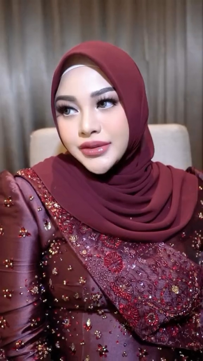 Gak Kalah Cantik dari Manten, Ini 8 Foto Detail Make Up Aurel Hermansyah di Akad dan Resepsi Aaliyah-Thariq