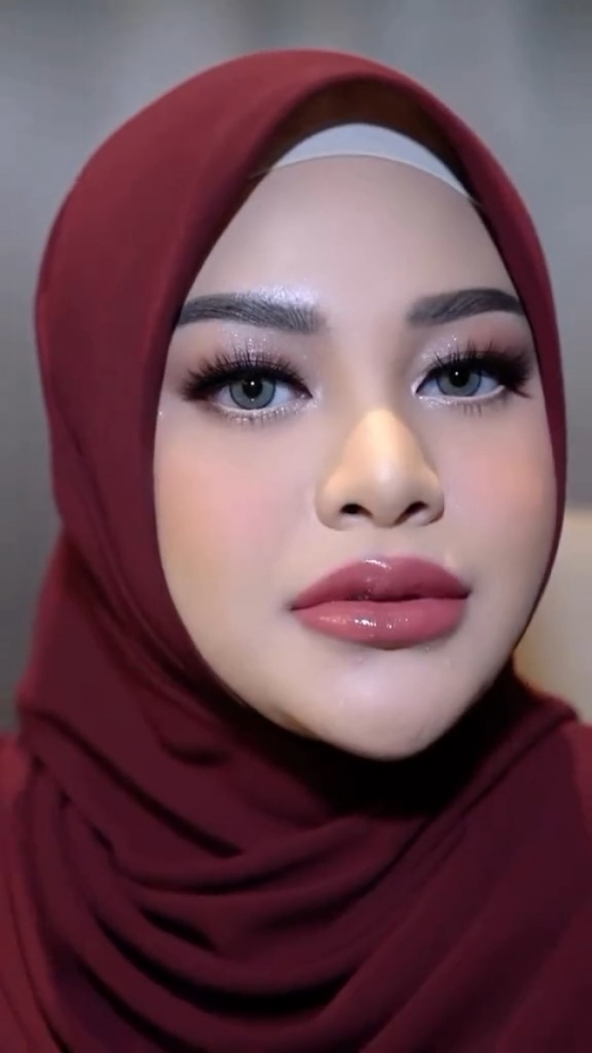 Gak Kalah Cantik dari Manten, Ini 8 Foto Detail Make Up Aurel Hermansyah di Akad dan Resepsi Aaliyah-Thariq