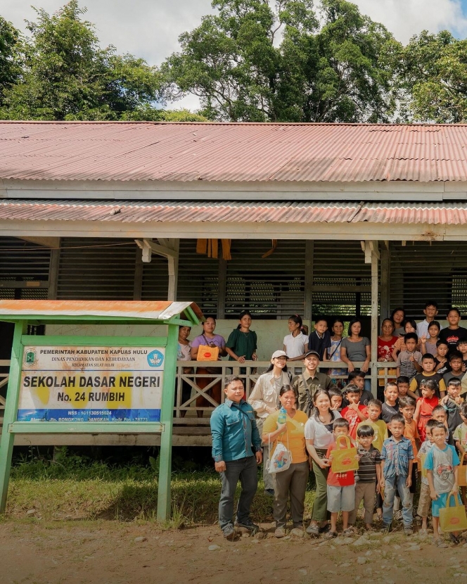 Sederet Momen Maudy Ayunda saat Mengunjungi SDN Desa Rumbih di Kalimantan