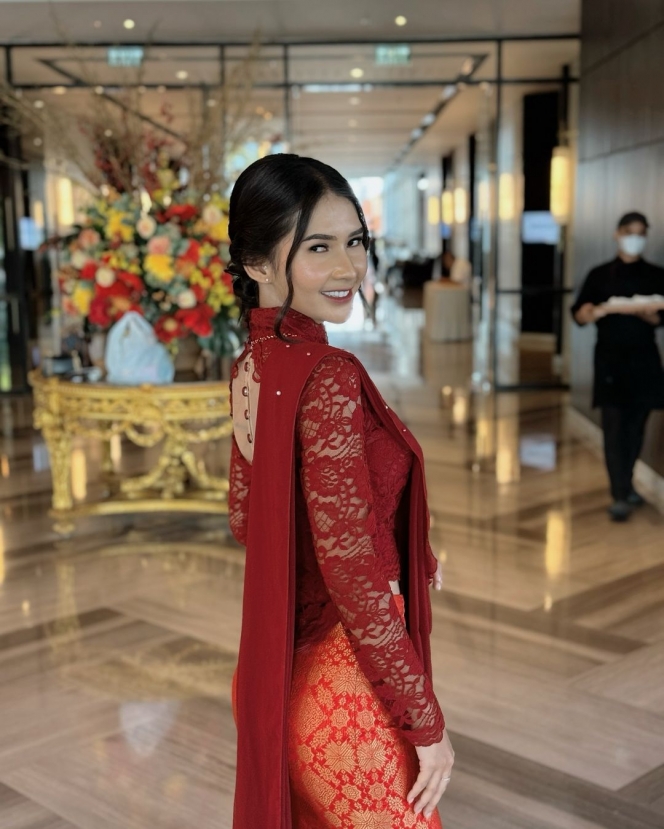 7 Foto Soraya Rasyid saat Jadi Bridesmaid di Nikahan Saudara, Tampil Menawan dengan Kebaya Modern