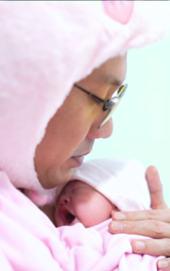 Momen Haru Detik-Detik Ketika Anak Pertama Denny Sumargo dan Olivia Allan Lahir