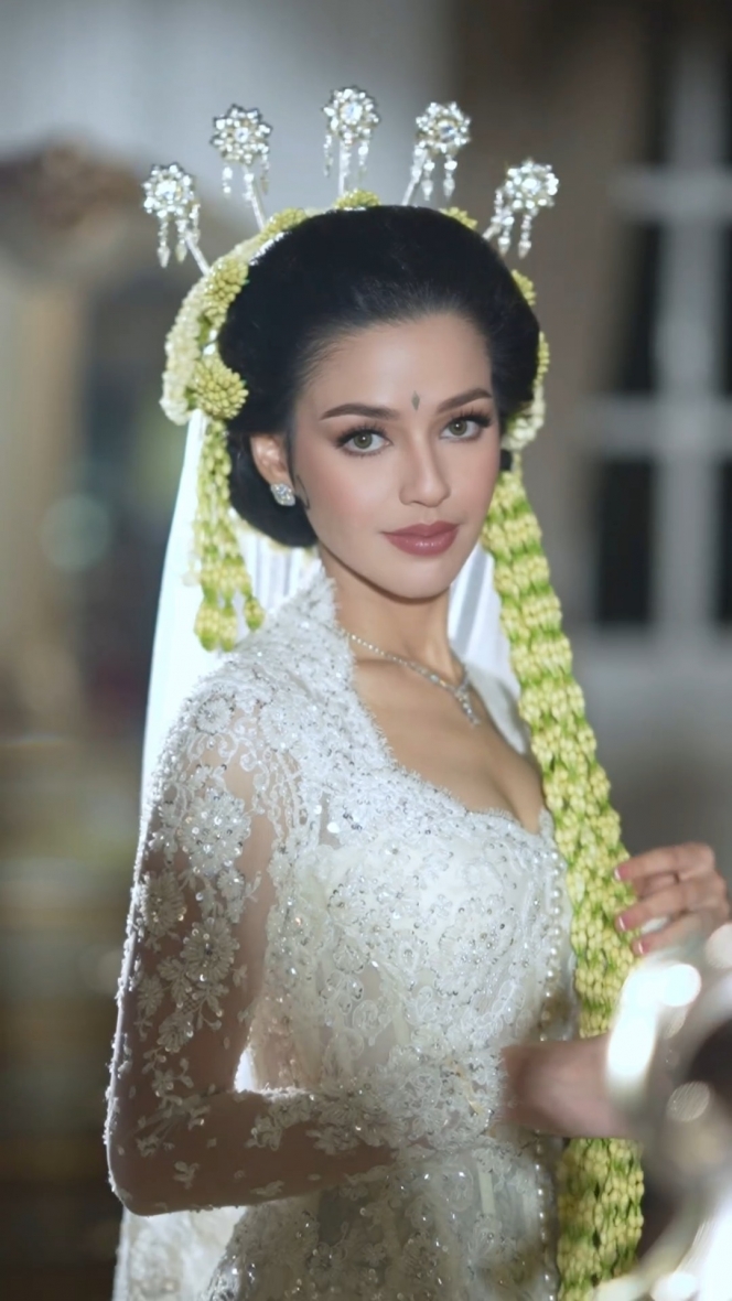 10 Foto Detail Penampilan Susan Sameh di Acara Akad dan Resepsi Pernikahan, Simple tapi Manglingi!