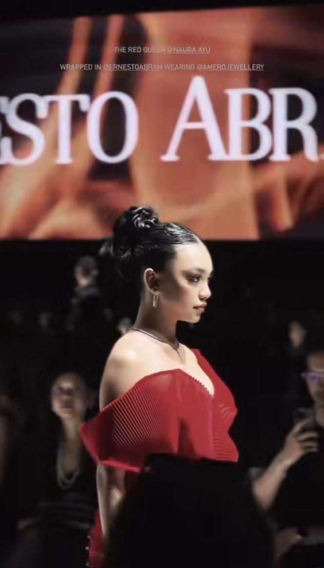 Tetap Profesional, Ini Momen Naura Ayu Tenteng Heels Usai Terjatuh saat Catwalk di JF3