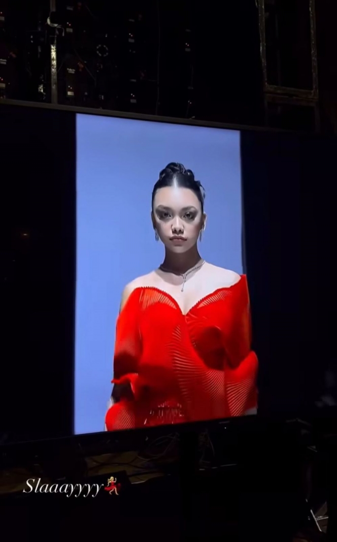 Tetap Profesional, Ini Momen Naura Ayu Tenteng Heels Usai Terjatuh saat Catwalk di JF3