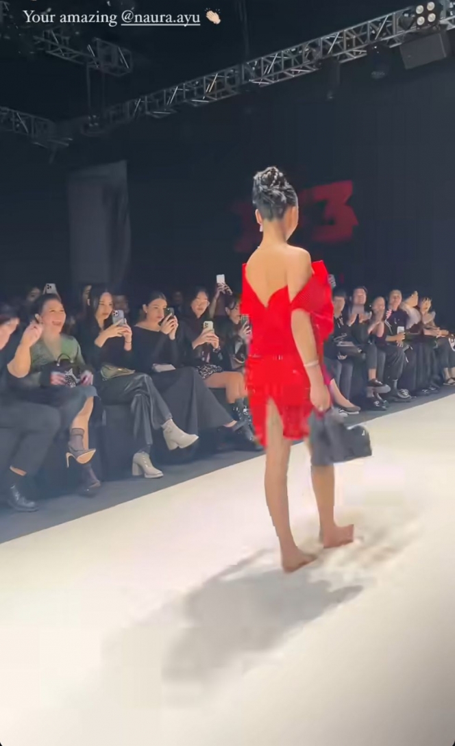 Tetap Profesional, Ini Momen Naura Ayu Tenteng Heels Usai Terjatuh saat Catwalk di JF3