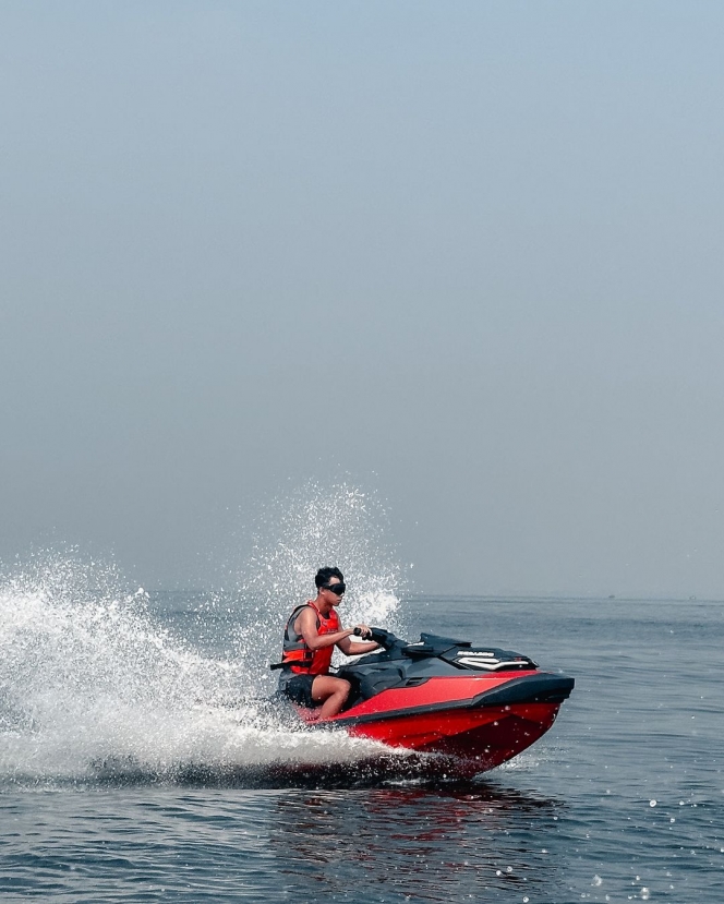 10 Foto Keluarga Darius dan Donna Liburan di Pulau Bidadari, Seru Main Jetski Berlima!