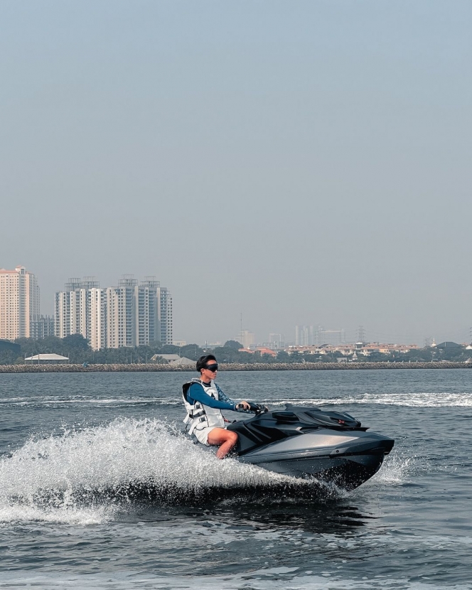 10 Foto Keluarga Darius dan Donna Liburan di Pulau Bidadari, Seru Main Jetski Berlima!