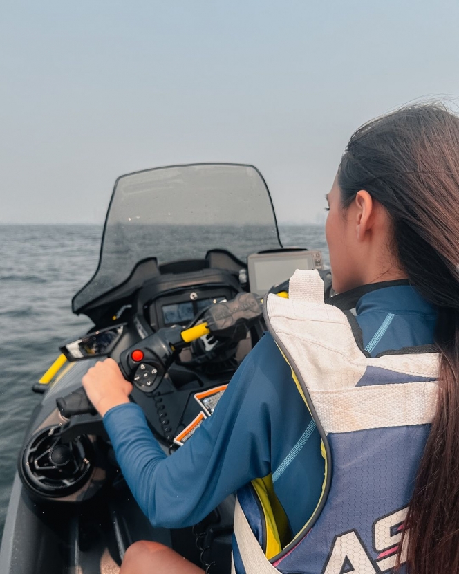 10 Foto Keluarga Darius dan Donna Liburan di Pulau Bidadari, Seru Main Jetski Berlima!