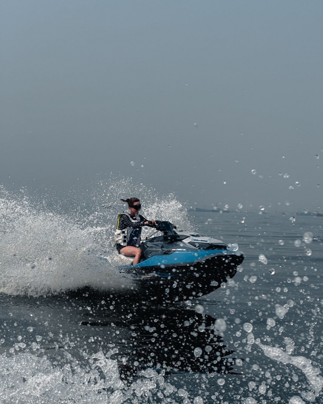 10 Foto Keluarga Darius dan Donna Liburan di Pulau Bidadari, Seru Main Jetski Berlima!