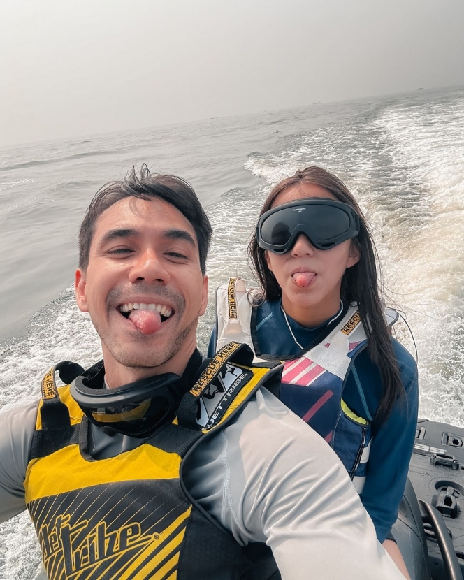 10 Foto Keluarga Darius dan Donna Liburan di Pulau Bidadari, Seru Main Jetski Berlima!