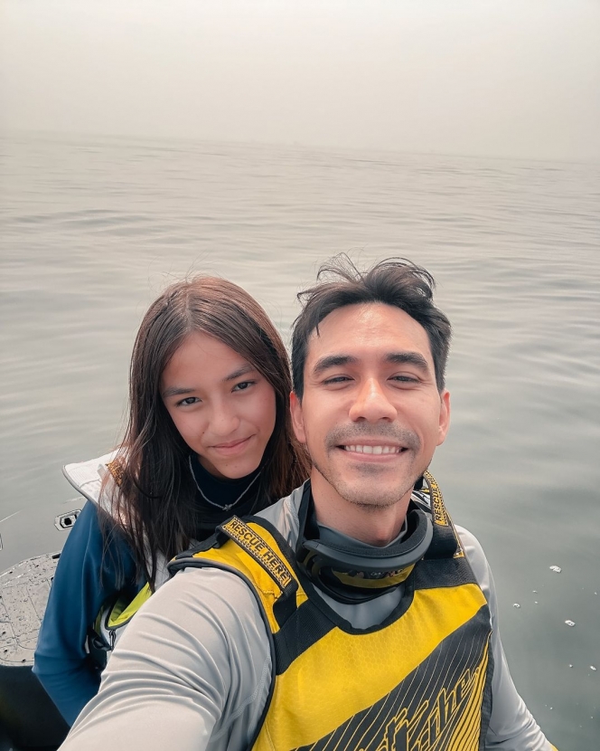 10 Foto Keluarga Darius dan Donna Liburan di Pulau Bidadari, Seru Main Jetski Berlima!