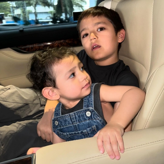 8 Foto Gemas El Barack Momong Baby Don, Duo Ganteng yang Kompak dan Saling Sayang