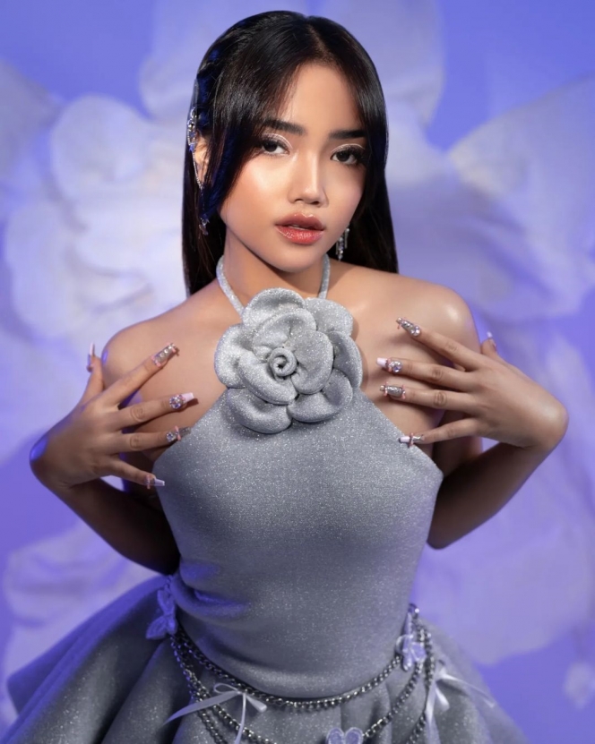 8 Foto Fuji Pakai Mini Dress Silver di Pemotretan Terbarunya, Cantik sekaligus Gemes Abis!