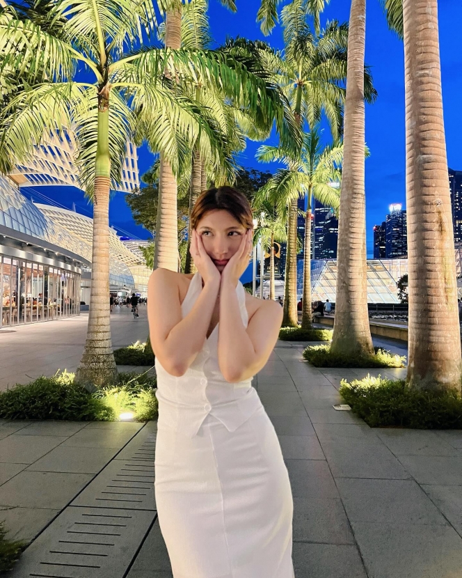 7 Foto Cassandra Lee Berpose di Marina Bay Singapore, Sangat Anggun dengan Dress Full White