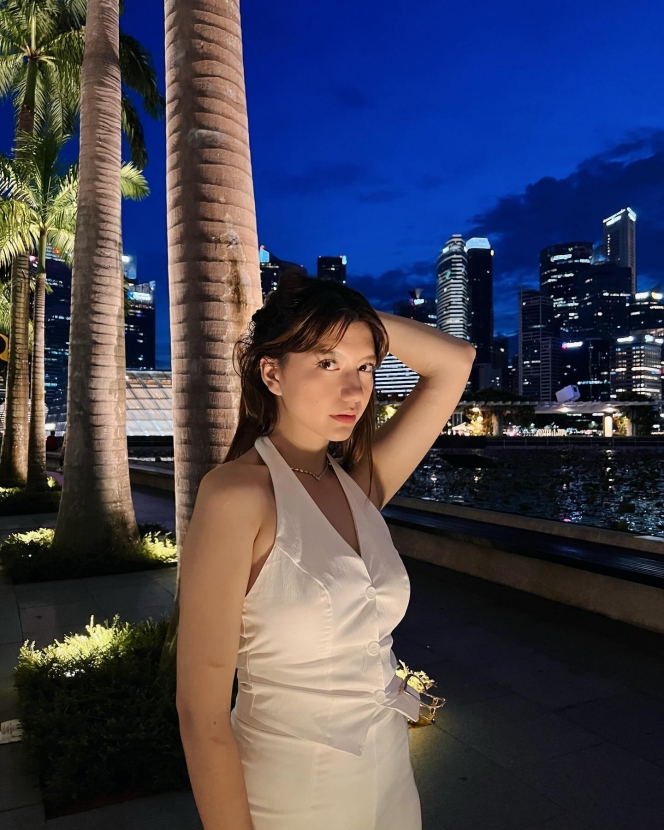 7 Foto Cassandra Lee Berpose di Marina Bay Singapore, Sangat Anggun dengan Dress Full White