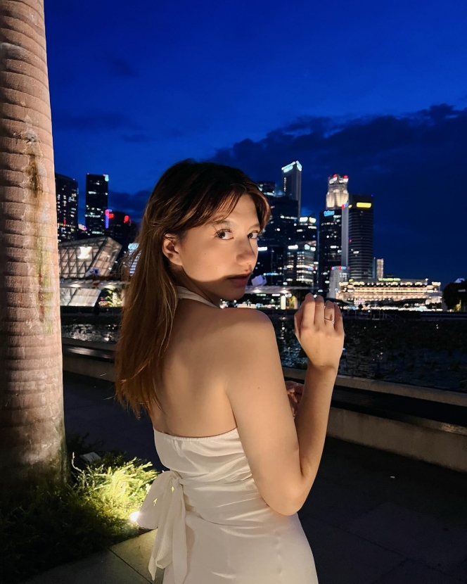 7 Foto Cassandra Lee Berpose di Marina Bay Singapore, Sangat Anggun dengan Dress Full White