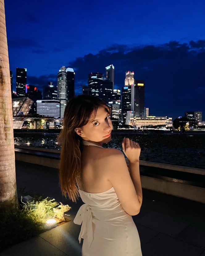 7 Foto Cassandra Lee Berpose di Marina Bay Singapore, Sangat Anggun dengan Dress Full White