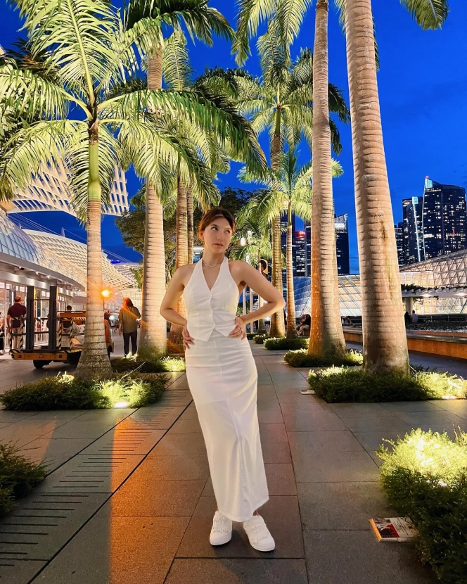 7 Foto Cassandra Lee Berpose di Marina Bay Singapore, Sangat Anggun dengan Dress Full White