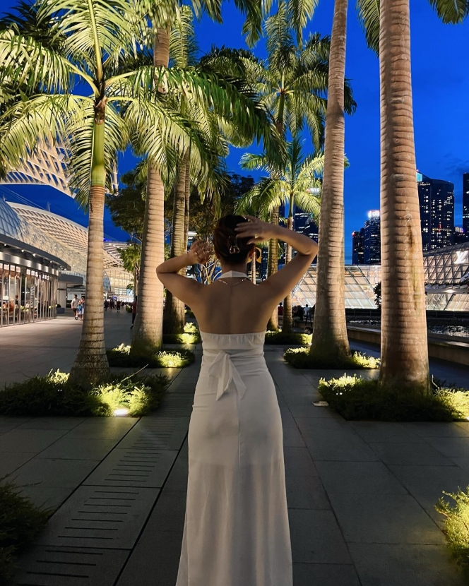 7 Foto Cassandra Lee Berpose di Marina Bay Singapore, Sangat Anggun dengan Dress Full White