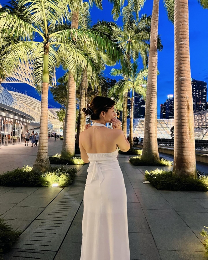 7 Foto Cassandra Lee Berpose di Marina Bay Singapore, Sangat Anggun dengan Dress Full White