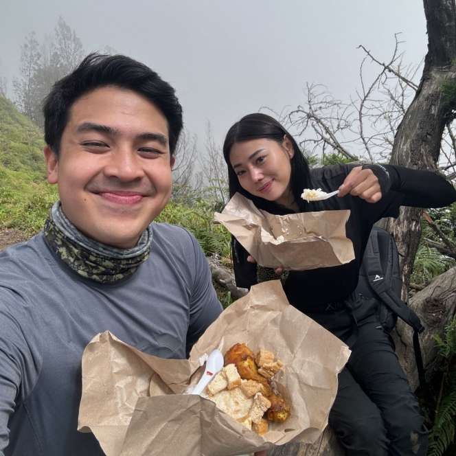 9 Foto Wendy Walters Naik Gunung Mebabu Bareng Jerome Polin, Kompak Berpose di Atas Lautan Awan