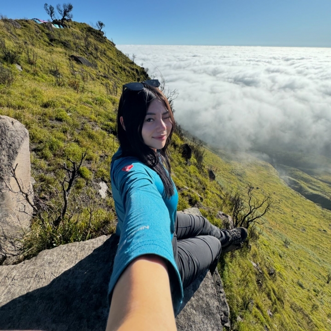 9 Foto Wendy Walters Naik Gunung Mebabu Bareng Jerome Polin, Kompak Berpose di Atas Lautan Awan