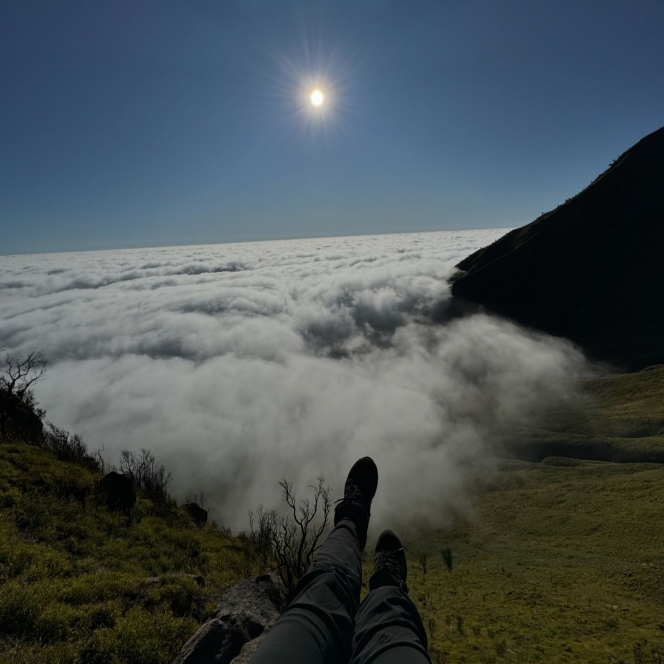 9 Foto Wendy Walters Naik Gunung Mebabu Bareng Jerome Polin, Kompak Berpose di Atas Lautan Awan