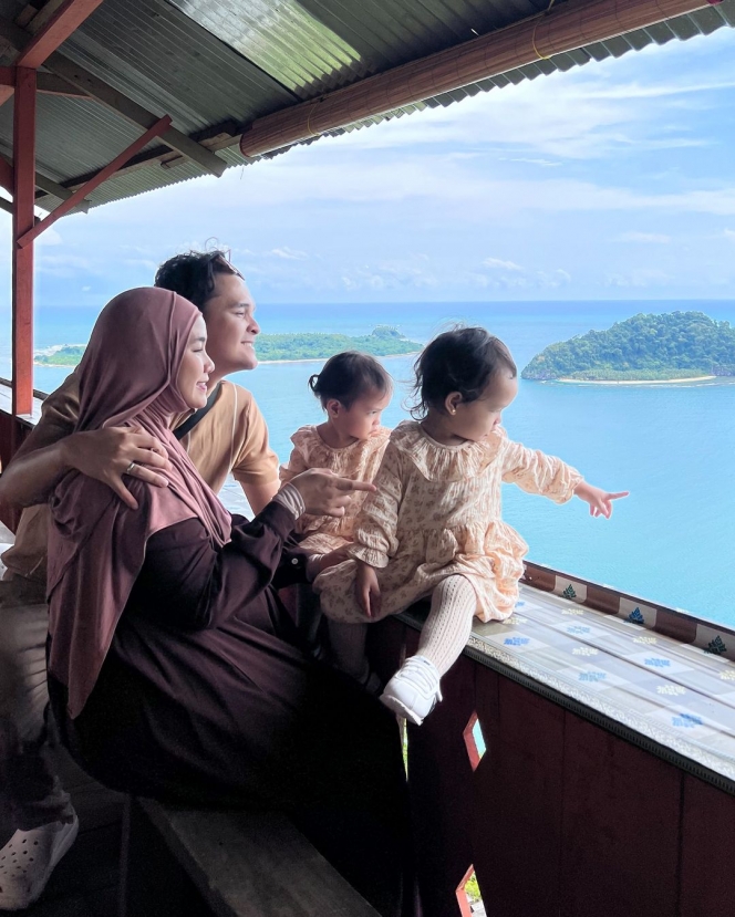 10 Foto Anisa Rahma dan Suami Boyong Anak-Anak ke Aceh, Si Kembar Tampak Gemas saat Pakai Kerudung