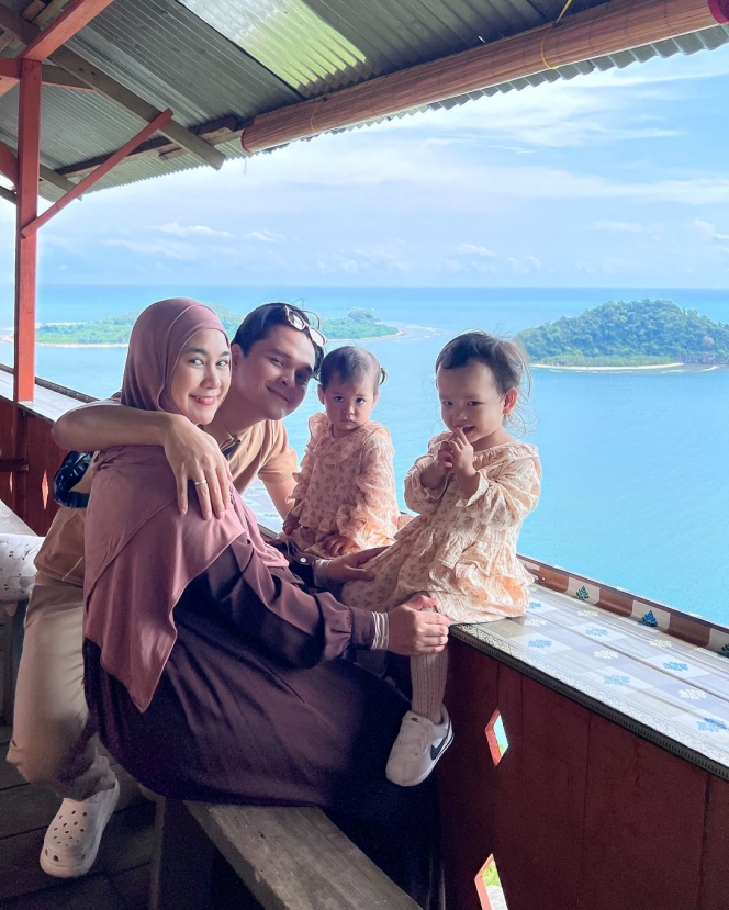 10 Foto Anisa Rahma dan Suami Boyong Anak-Anak ke Aceh, Si Kembar Tampak Gemas saat Pakai Kerudung