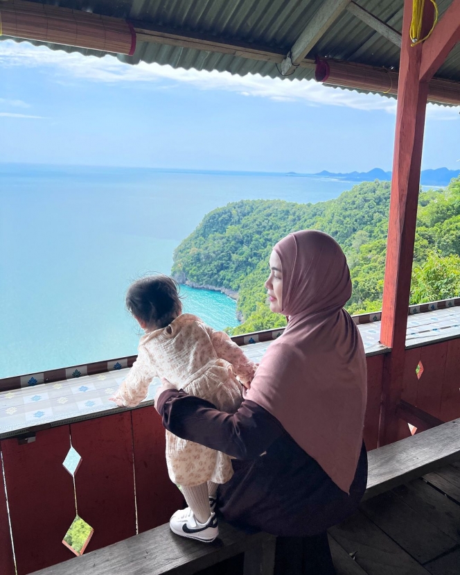 10 Foto Anisa Rahma dan Suami Boyong Anak-Anak ke Aceh, Si Kembar Tampak Gemas saat Pakai Kerudung