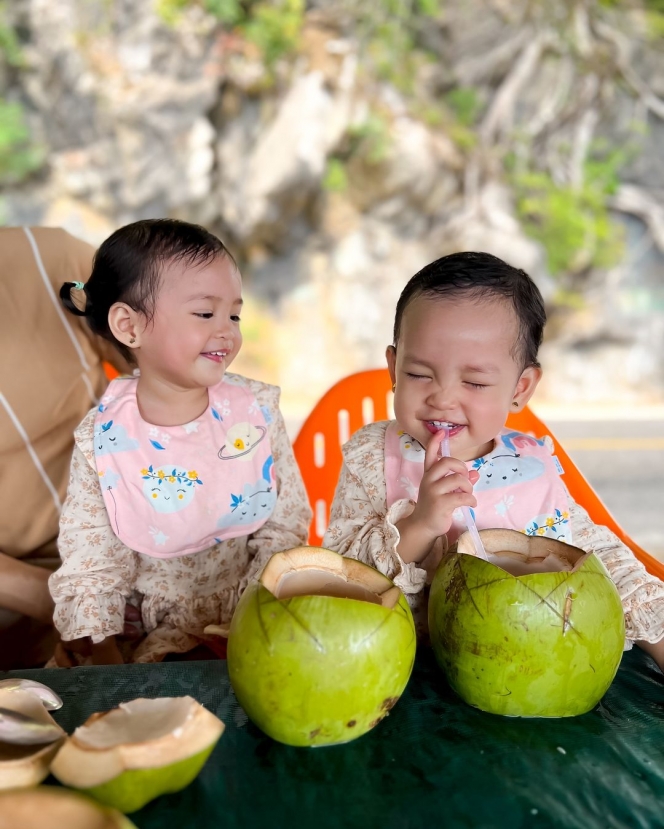 10 Foto Anisa Rahma dan Suami Boyong Anak-Anak ke Aceh, Si Kembar Tampak Gemas saat Pakai Kerudung