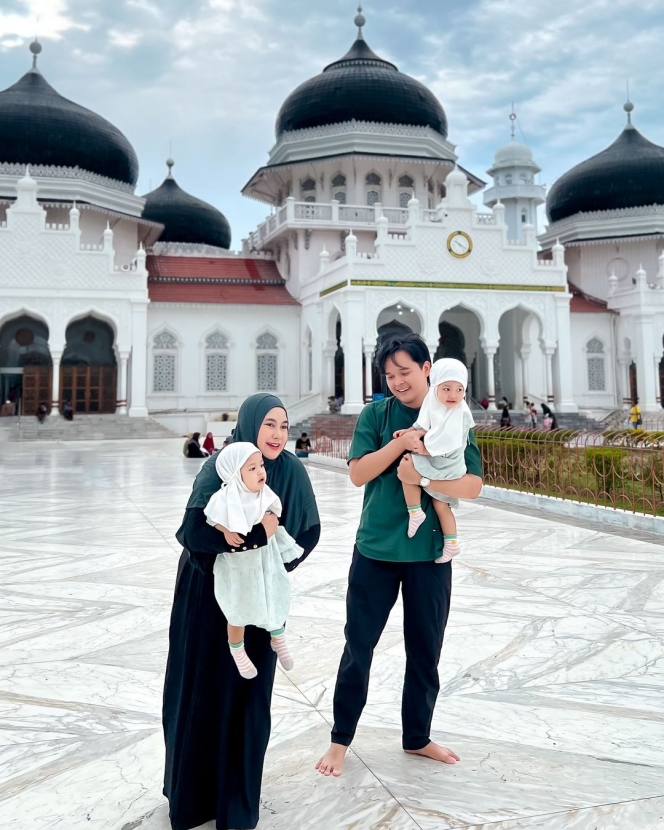 10 Foto Anisa Rahma dan Suami Boyong Anak-Anak ke Aceh, Si Kembar Tampak Gemas saat Pakai Kerudung