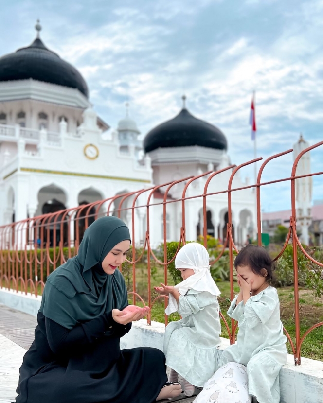 10 Foto Anisa Rahma dan Suami Boyong Anak-Anak ke Aceh, Si Kembar Tampak Gemas saat Pakai Kerudung