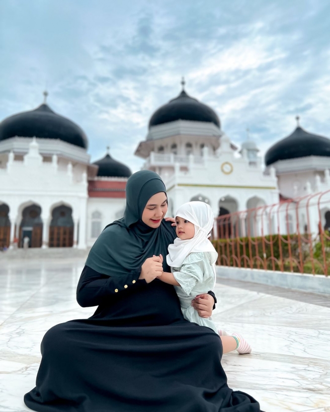 10 Foto Anisa Rahma dan Suami Boyong Anak-Anak ke Aceh, Si Kembar Tampak Gemas saat Pakai Kerudung