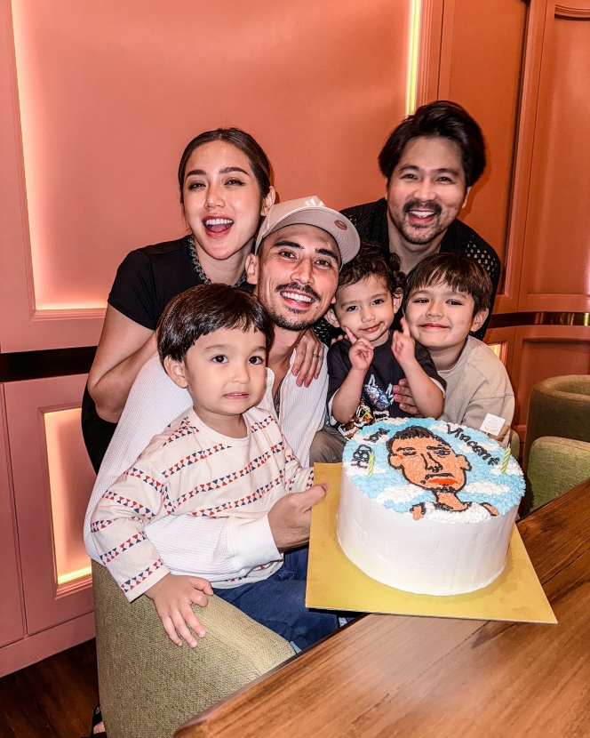 8 Foto Perayaan Ulang Tahun Vincent Verhaag, Sederhana bareng Istri dan Anak-Anak