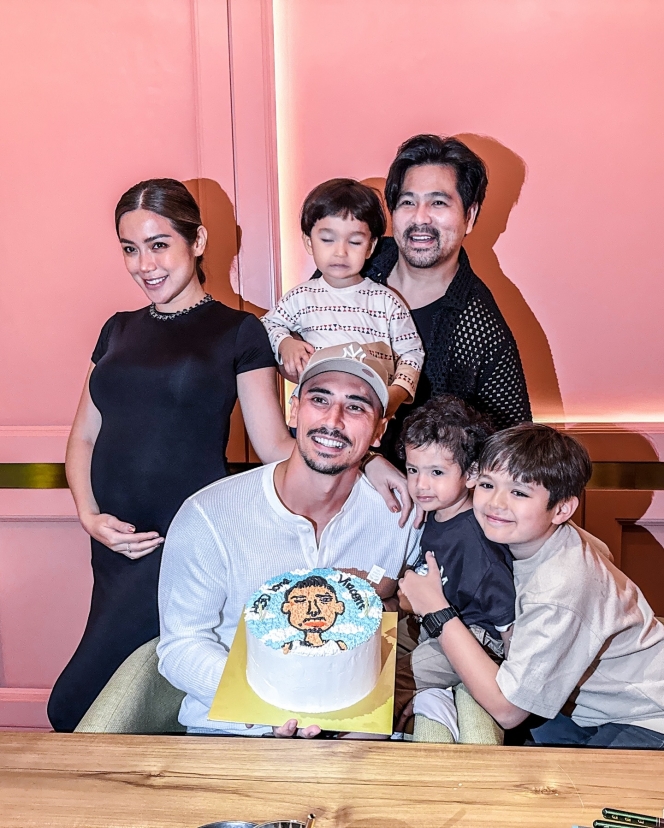 8 Foto Perayaan Ulang Tahun Vincent Verhaag, Sederhana bareng Istri dan Anak-Anak