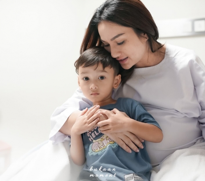 10 Foto Tengku Dewi Melahirkan Anak Kedua, Hadir Pula Andrew Andika yang Tampak Bahagia