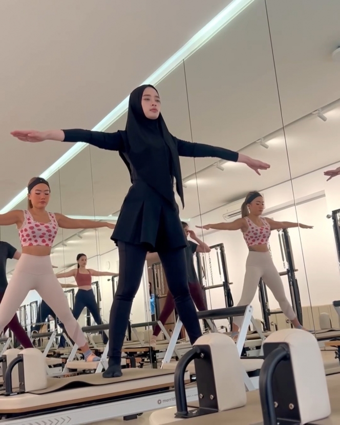 7 Foto Inara Rusli Latihan Pilates, Auranya Awet Muda Banget!