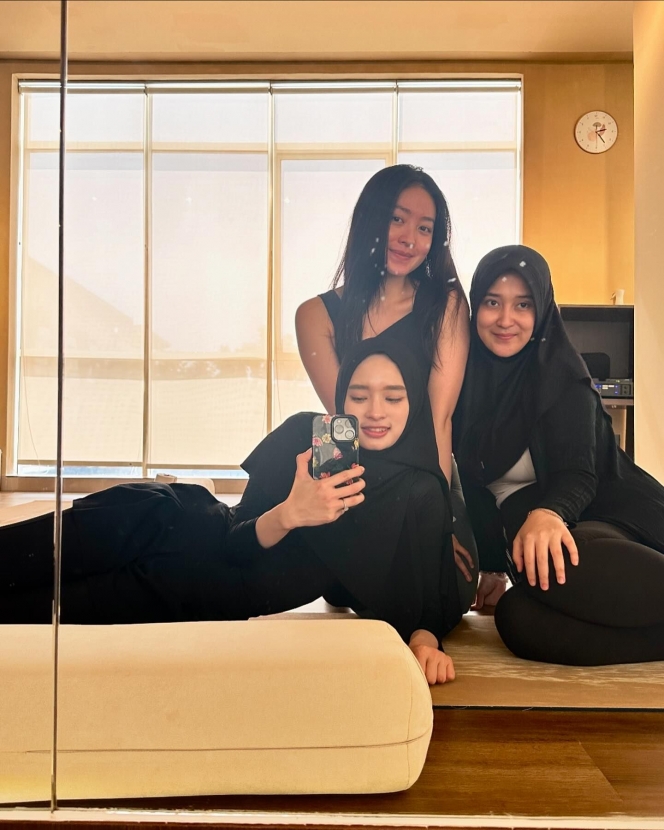 7 Foto Inara Rusli Latihan Pilates, Auranya Awet Muda Banget!