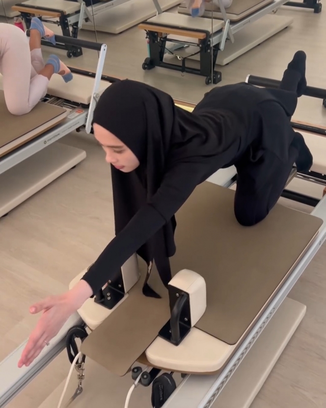 7 Foto Inara Rusli Latihan Pilates, Auranya Awet Muda Banget!