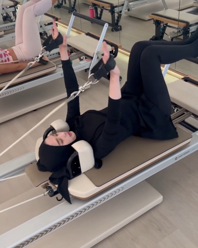 7 Foto Inara Rusli Latihan Pilates, Auranya Awet Muda Banget!