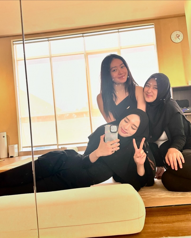 7 Foto Inara Rusli Latihan Pilates, Auranya Awet Muda Banget!